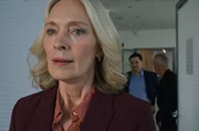 Karin Sievers (Katja Weitzenböck), das Gesicht des Morgenmagazins, lässt sich auf die Abfindungssumme, die ihr Chef Gunnar Bremer (Claudiu Mark Draghici, M.) ihr angeboten hat, nicht ein. Sie kämpft um ihren Job. Karin Sievers (Katja Weitzenböck), das Gesicht des Morgenmagazins, lässt sich auf die Abfindungssumme, die ihr Chef Gunnar Bremer (Claudiu Mark Draghici, M.) ihr angeboten hat, nicht ein. Sie kämpft um ihren Job.