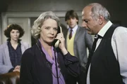 Schon wieder der unheimliche Anrufer, der inzwischen die ganze Familie in Schrecken hält: Almuth (Verena Peter, l.), Andrea (Elisabeth Wiedemann), Erwin (Sascha Hehn, hinten mi.) und Alfred Answald (Herbert Fleischmann, r.) Schon wieder der unheimliche Anrufer, der inzwischen die ganze Familie in Schrecken hält: Almuth (Verena Peter, l.), Andrea (Elisabeth Wiedemann), Erwin (Sascha Hehn, hinten mi.) und Alfred Answald (Herbert Fleischmann, r.)