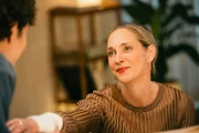 Alicia Meinhardt (Sophie von Kessel, r.) bestärkt ihren Sohn Marius Meinhardt (Klaus Steinbacher, l.) bei seinen Plänen. Alicia Meinhardt (Sophie von Kessel, r.) bestärkt ihren Sohn Marius Meinhardt (Klaus Steinbacher, l.) bei seinen Plänen.