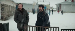 Samet (Deniz Celiloğlu) und Kenan (Musab Ekici) auf dem eingeschneiten Schulhof.