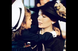 Kay (Diane Keaton, re.) mit Mary Corleone (Sofia Coppola, li.), ihrer kleinen Tochter, die sie mit ihrem Mann Michael Corleone hat