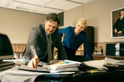 Firmenchef Theo Meinhardt (Tobias Moretti, l.) bespricht gemeinsam mit seiner engen Vertrauten Ingrid (Hanna Scheibe, r.) die Zukunftspläne für das Werksgelände. Firmenchef Theo Meinhardt (Tobias Moretti, l.) bespricht gemeinsam mit seiner engen Vertrauten Ingrid (Hanna Scheibe, r.) die Zukunftspläne für das Werksgelände.