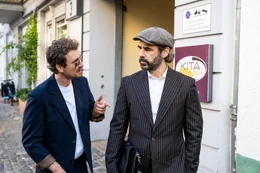 Anton (Tobias Oertel, r.) bittet Georg Sommer (Jan Krauter, l.) den Ordner mit den Quittungen wieder zur&uuml;ck in die Kita zu bringen.