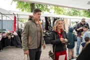 Matthias Steiner und Regina Halmich kaufen Souvenirs auf dem Flohmarkt in Amsterdam. Matthias Steiner und Regina Halmich kaufen Souvenirs auf dem Flohmarkt in Amsterdam.