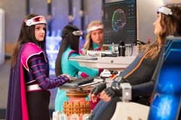Ariel Winter als Cognita. (l.)