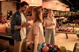 Wingwoman Caro (Chiara Schoras, r.) hat sich f&uuml;r den Abend mit Anya (Sarah Bauerett, 2.v.l.) und Marc (Tom Beck, l.) Unterst&uuml;tzung durch ihren Ex-Mann Gianluca (Beniamino Brogi, 2.v.r.) mitgebracht.