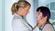 Nora (Tanja Wedhorn, li.) untersucht Klara (Ruby M. Lichtenberg, re.). Nora (Tanja Wedhorn, li.) untersucht Klara (Ruby M. Lichtenberg, re.).