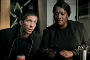Milan Stepanovic (Slavko Popadić) und Gloria Acheampong (Thelma Buabeng) schauen sich die Überwachungsvideos der Bar auf dem Handy an. Milan Stepanovic (Slavko Popadić) und Gloria Acheampong (Thelma Buabeng) schauen sich die Überwachungsvideos der Bar auf dem Handy an.