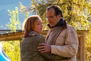 Das Auftauchen von Helen stellt das junge Glück von Gerry Aichinger (Joachim Raaf) und Rike Hofer (Aglaia Szyszkowitz) vor Herausforderungen. Das Auftauchen von Helen stellt das junge Glück von Gerry Aichinger (Joachim Raaf) und Rike Hofer (Aglaia Szyszkowitz) vor Herausforderungen.