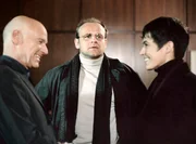 Tom Reisinger (Oliver Stokowski, Mitte) stellt Lena Odenthal (Ulrike Folkerts, rechts) den erfolgreichen Unternehmer Robert Franke (Dietrich Hollingerb&auml;umer) vor.