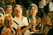 Georg Bierwirth (Frederic Linkemann) und Veronika Bierwirth (Marlene Morreis) feiern in ausgelassener Stimmung.