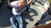 Ein Mann von Polizisten festgenommen Ein Mann von Polizisten festgenommen