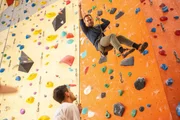 Leo Oswald (Wanja Mues) testet in der Kletterhalle eine wichtige Spur im Umfeld von Peter Novak. Dabei bringt ihn seine Recherche direkt in die Welt des Motivationscoachs und seiner Anhänger. Leo Oswald (Wanja Mues) testet in der Kletterhalle eine wichtige Spur im Umfeld von Peter Novak. Dabei bringt ihn seine Recherche direkt in die Welt des Motivationscoachs und seiner Anhänger.