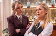 Larissas (Anna Karolin Berger, l.) erste Amtshandlung in ihrem neuen Job besteht darin, Yvonne (Tanja Lanäus, r.) zu demütigen. Larissas (Anna Karolin Berger, l.) erste Amtshandlung in ihrem neuen Job besteht darin, Yvonne (Tanja Lanäus, r.) zu demütigen.