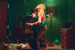 Ricardo (Ivo Arroja) und seine Mutter Ana (In&ecirc;s Castel-Branco) tanzen halb betrunken miteinander.