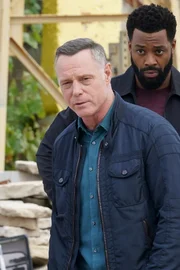 Pictured: (l-r) Jason Beghe as Hank Voight, LaRoyce Hawkins as Kevin Atwater