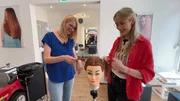 Friseurin Claudia zeigt Lena, wie ein Fischgrätenzopf geflochten wird. Friseurin Claudia zeigt Lena, wie ein Fischgrätenzopf geflochten wird.