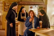 Freddy hat einen allergische Reaktion auf Agnes’ Teigröllchen und kann nicht bei der Gala auftreten (v.li.: Janina Hartwig, Emanuela von Frankenberg, Jürgen Drews, Karin Gregorek). Freddy hat einen allergische Reaktion auf Agnes’ Teigröllchen und kann nicht bei der Gala auftreten (v.li.: Janina Hartwig, Emanuela von Frankenberg, Jürgen Drews, Karin Gregorek).
