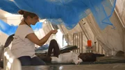 Sie bereisen den Globus, um Menschenleben zu retten, wagen sich in Regionen, in denen Armut, Krieg oder Krankheit wüten und lassen dafür ihren geregelten Alltag hinter sich: 'Ärzte ohne Grenzen'. Doch was sind das für Menschen, die ihre sichere Heimat in Österreich oder Deutschland hinter sich lassen, um sich in Krisenregionen zu wagen, wo sonst keine Hilfe mehr hinkommt? Die 8-teilige Dokumentations-Reihe zeigt das Leben der ehrenamtlichen Helfer, so wie es wirklich ist. Ohne Pathos, ohne Klischees, ohne Heldenkult. Erstmals beschreibt eine Dokumentation, was die internationalen Helfer antreibt und motiviert. Sie bereisen den Globus, um Menschenleben zu retten, wagen sich in Regionen, in denen Armut, Krieg oder Krankheit wüten und lassen dafür ihren geregelten Alltag hinter sich: 'Ärzte ohne Grenzen'. Doch was sind das für Menschen, die ihre sichere Heimat in Österreich oder Deutschland hinter sich lassen, um sich in Krisenregionen zu wagen, wo sonst keine Hilfe mehr hinkommt? Die 8-teilige Dokumentations-Reihe zeigt das Leben der ehrenamtlichen Helfer, so wie es wirklich ist. Ohne Pathos, ohne Klischees, ohne Heldenkult. Erstmals beschreibt eine Dokumentation, was die internationalen Helfer antreibt und motiviert.