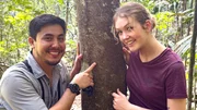 Nasenbären leben auch auf Bäumen und können deshalb sehr gut klettern. Biologe Josue zeigt Nina Kratzspuren an einem Baum. (Josue Ortega) Nasenbären leben auch auf Bäumen und können deshalb sehr gut klettern. Biologe Josue zeigt Nina Kratzspuren an einem Baum. (Josue Ortega)