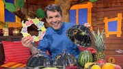 Juri probiert Obst mit verbundenen Augen. Erkennt er alles richtig? Juri probiert Obst mit verbundenen Augen. Erkennt er alles richtig?
