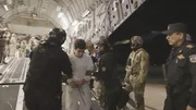 In einem Propagandavideo zeigt El Salvador, wie Hunderte Abschiebehäftlinge aus den USA am Flughafen landen. In einem Propagandavideo zeigt El Salvador, wie Hunderte Abschiebehäftlinge aus den USA am Flughafen landen.