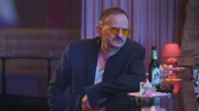 Andi Knuppe (Milan Peschel) sitzt in einer Bar und wirkt angespannt. Die neue Verantwortung durch das Erbe bringt ihn ins Gr&uuml;beln.