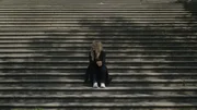 Aussteigerin Eva wird zunehmend von ihrem Umfeld isoliert. Aussteigerin Eva wird zunehmend von ihrem Umfeld isoliert.