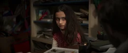 Sevim (Ece Bağci) beim Gespr&auml;ch mit ihrem Lehrer Samet (Deniz Celiloğlu).