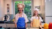Christina und Annika bereiten ihr Essen f&uuml;r das Picknick vor.
