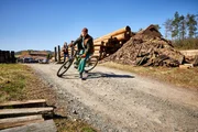 Sven Habold (Fabian Jaray) flieht auf einem Mountainbike vor Hauptkommissarin Kerstin Klar (Fiona Coors). Sven Habold (Fabian Jaray) flieht auf einem Mountainbike vor Hauptkommissarin Kerstin Klar (Fiona Coors).