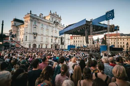 Die Tschechische Philharmonie beendet ihre Saison traditionell auf dem Hradschiner Platz mit einem Open-Air-Konzert, dessen lockeres Format ein breites Publikum anzieht.