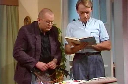 Uli (J&uuml;rgen Trott, re.) und sein Freund Theo (Michael Walke, li.) k&uuml;mmern sich um Baby Paulchen.