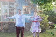 Endlich Regen! Fritz Fuchs (Guido Hammesfahr) und seine Nachbarin Dani Paschulke (Gisa Flake) sind erleichtert, die Dürre hat ein Ende. Endlich Regen! Fritz Fuchs (Guido Hammesfahr) und seine Nachbarin Dani Paschulke (Gisa Flake) sind erleichtert, die Dürre hat ein Ende.
