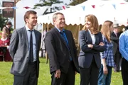 DS Ben Jones (Jason Hughes, l.), DCI Tom Barnaby (John Nettles, M.) und DS Gail Stephens (Kirsty Dillon, r.). DS Ben Jones (Jason Hughes, l.), DCI Tom Barnaby (John Nettles, M.) und DS Gail Stephens (Kirsty Dillon, r.).