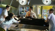 (v.li.) Kyle (Evan Ellingson), Wolfe (Jonathan Togo) und Dr. Tara (Megalyn Echikunwoke) bereiten die Leiche des bei einer Granatenexplosion getöteten Warren Emerson (Edward Edwards) zur Obduktion vor; doch plötzlich passiert etwas unerwartetes. (v.li.) Kyle (Evan Ellingson), Wolfe (Jonathan Togo) und Dr. Tara (Megalyn Echikunwoke) bereiten die Leiche des bei einer Granatenexplosion getöteten Warren Emerson (Edward Edwards) zur Obduktion vor; doch plötzlich passiert etwas unerwartetes.