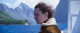 H&eacute;l&egrave;ne (Vicky Krieps) auf der F&auml;hre.