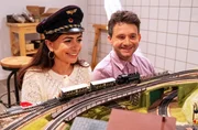 Lale (Yeliz Simek, l.) &uuml;berrascht sich selbst und Fritz (Thimo Meitner, r.) mit der Tatsache, dass sie Spa&szlig; an Modelleisenbahnen hat.