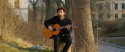 Bei Sonnenuntergang singt José González vor dem Museum ein Lied in der spanischen Muttersprache seiner Eltern. Diese waren vor dem Militärputsch in Argentinien nach Schweden geflohen. Bei Sonnenuntergang singt José González vor dem Museum ein Lied in der spanischen Muttersprache seiner Eltern. Diese waren vor dem Militärputsch in Argentinien nach Schweden geflohen.