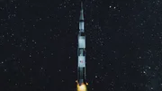Ein digitales 3D-Modell der NASA-Saturn-V-Rakete während des Fluges Ein digitales 3D-Modell der NASA-Saturn-V-Rakete während des Fluges