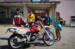 Als Gabriel (Gon&ccedil;alo Cor&eacute;, li.) Ricardo (Ivo Arroja, 2.v.r.) fragt, ob er Lust hat, eine Runde mit seinem neuen Motorrad zu drehen, l&auml;sst der sich nicht zweimal bitten.