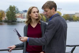 Annette und Johannes haben sich ein gemeinsames Leben aufgebaut, als sie in den Stasi-Akten auf Annettes Vergangenheit sto&szlig;en (Sophie von Kessel, Marcus Mittermeier).