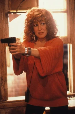 3. Etwas mulmig ist es Sandy (Bette Midler) schon in eine richtige Agentengeschichte hineingeschlittert zu sein.