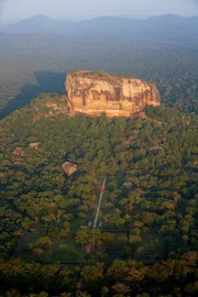 Die Palastruinen von Sigiriya thronen hoch oben auf einem mächtigen Granitfelsen. Diese von der UNESCO zum Weltkulturerbe ernannte Stätte ist eines der besterhaltenen Beispiele frühgeschichtlicher Stadtplanung. Die Palastruinen von Sigiriya thronen hoch oben auf einem mächtigen Granitfelsen. Diese von der UNESCO zum Weltkulturerbe ernannte Stätte ist eines der besterhaltenen Beispiele frühgeschichtlicher Stadtplanung.