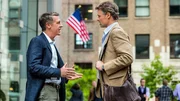 David (Bruce Dawson, li) schreibt Jack (Dylan Neal, re) vor, wie er zu arbeiten hat