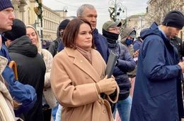 Swetlana Tichanowskaja bei einer Demo in Warschau vor ihrer Rede: Sie und andere Oppositionsvertreter appellieren an Europas Verantwortung.