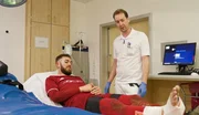 Verletzung nach dem Spiel: Ein Fußballer wird in der Klinik am Bein versorgt. Verletzung nach dem Spiel: Ein Fußballer wird in der Klinik am Bein versorgt.