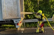 Löscharbeiten LKW-Ladung auf der A2 Löscharbeiten LKW-Ladung auf der A2