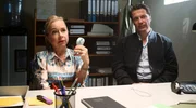 Eva Schatz (ChrisTine Urspruch) und Hanno Bertram (Wolfram Grandezka) im Büro des Ladendetektivs. Eva Schatz (ChrisTine Urspruch) und Hanno Bertram (Wolfram Grandezka) im Büro des Ladendetektivs.
