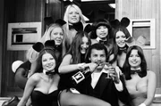 John Conteh, der heute Abend im Londoner Wembley Pool gegen den Argentinier Jorge Ahumada um die vakante Weltmeisterschaft im Halbschwergewicht k&auml;mpft. Conteh besuchte heute nach seinem Training den Londoner Playboy Club. Unter den Playboy-Bunnys ist Eve Stratford (oben). 30. September 1974.